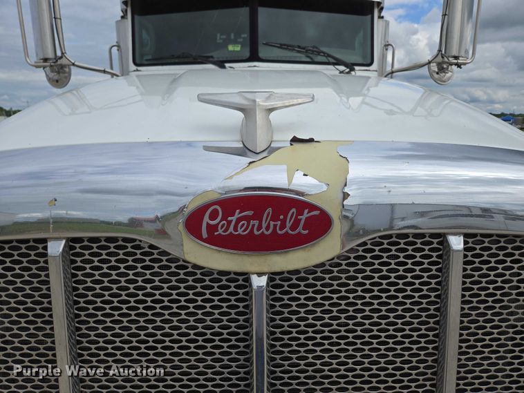 image for item ED2027 2009 Peterbilt 386 semi truck