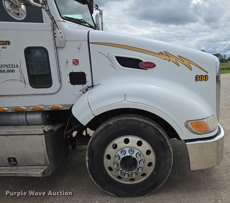 image for item ED2027 2009 Peterbilt 386 semi truck