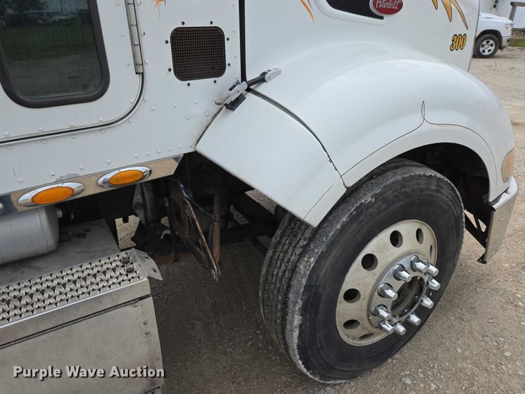 image for item ED2027 2009 Peterbilt 386 semi truck