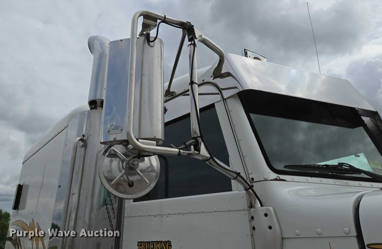 image for item ED2027 2009 Peterbilt 386 semi truck