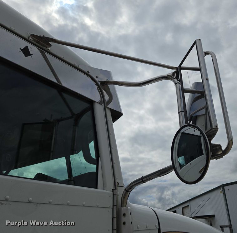 image for item ED2027 2009 Peterbilt 386 semi truck