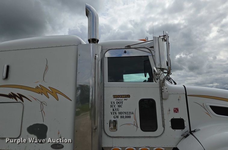 image for item ED2027 2009 Peterbilt 386 semi truck