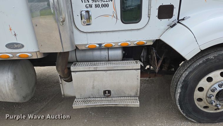 image for item ED2027 2009 Peterbilt 386 semi truck
