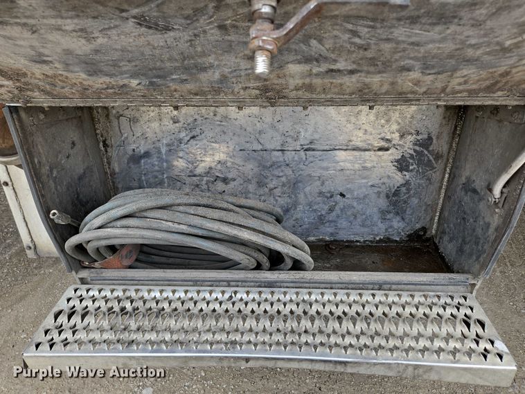 image for item ED2027 2009 Peterbilt 386 semi truck