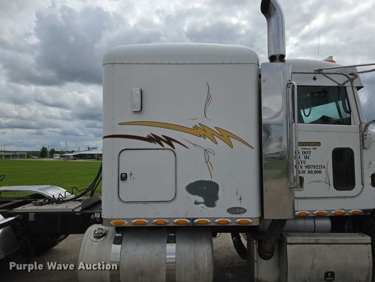 image for item ED2027 2009 Peterbilt 386 semi truck