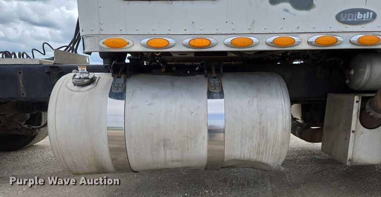 image for item ED2027 2009 Peterbilt 386 semi truck