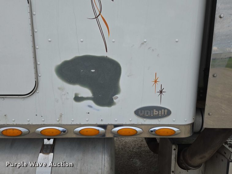 image for item ED2027 2009 Peterbilt 386 semi truck