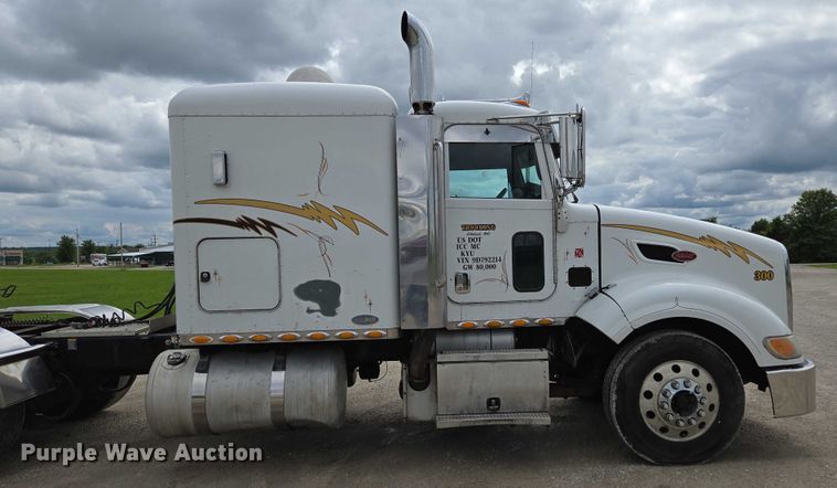 image for item ED2027 2009 Peterbilt 386 semi truck