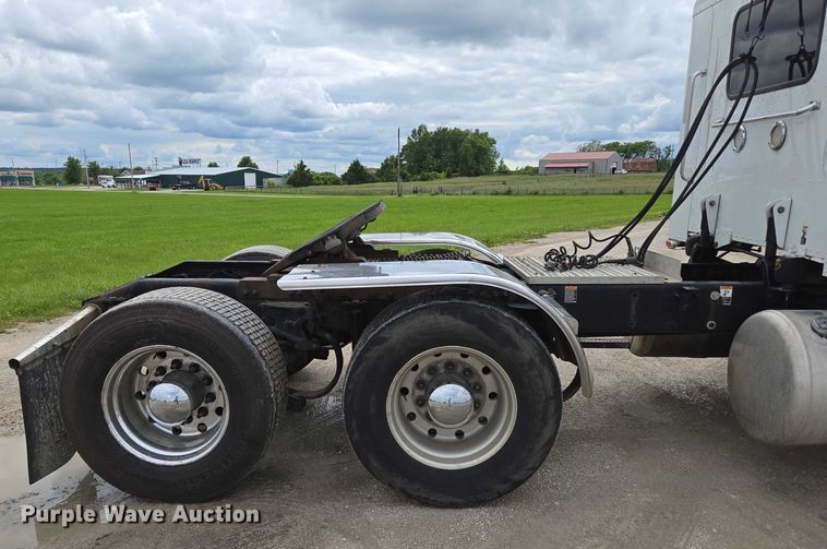 image for item ED2027 2009 Peterbilt 386 semi truck