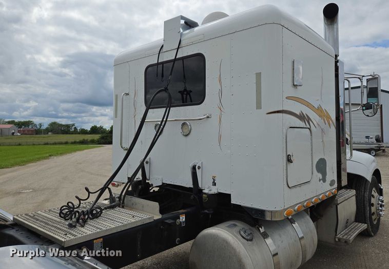 image for item ED2027 2009 Peterbilt 386 semi truck
