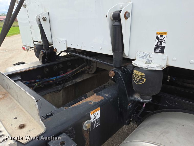 image for item ED2027 2009 Peterbilt 386 semi truck