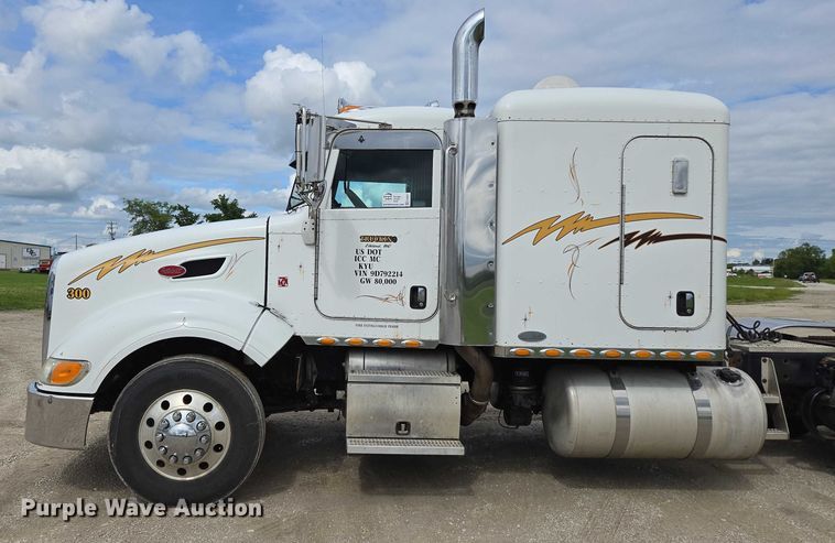 image for item ED2027 2009 Peterbilt 386 semi truck