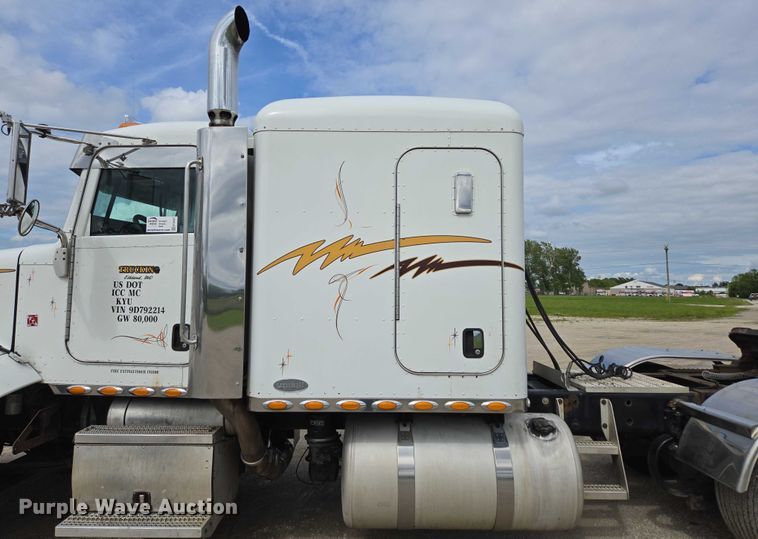 image for item ED2027 2009 Peterbilt 386 semi truck