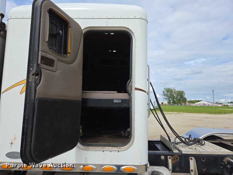 image for item ED2027 2009 Peterbilt 386 semi truck