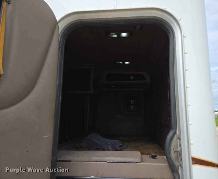 image for item ED2027 2009 Peterbilt 386 semi truck