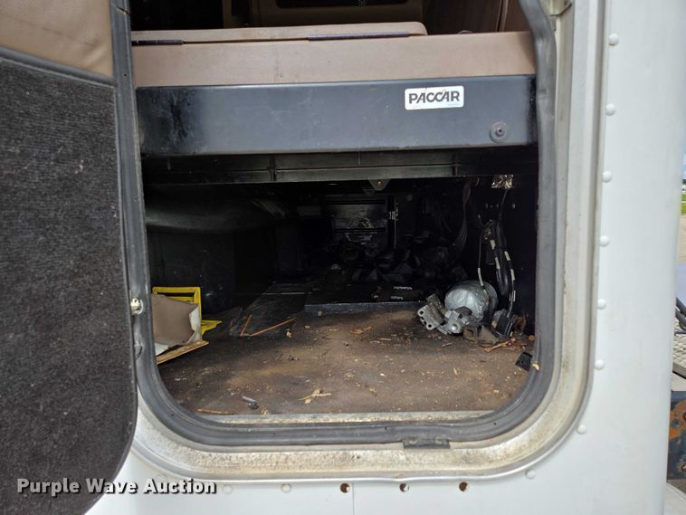 image for item ED2027 2009 Peterbilt 386 semi truck