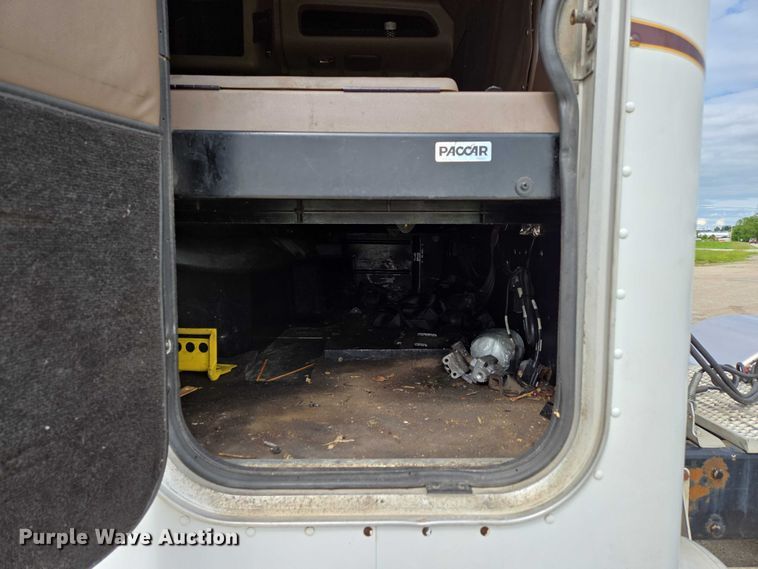 image for item ED2027 2009 Peterbilt 386 semi truck