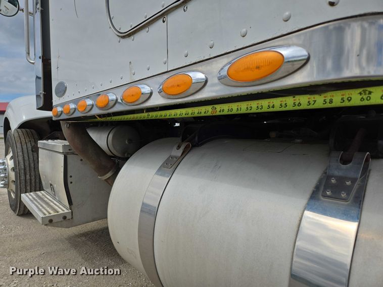 image for item ED2027 2009 Peterbilt 386 semi truck