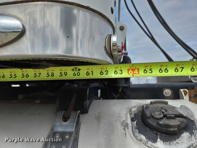 image for item ED2027 2009 Peterbilt 386 semi truck