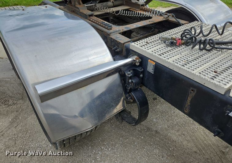 image for item ED2027 2009 Peterbilt 386 semi truck