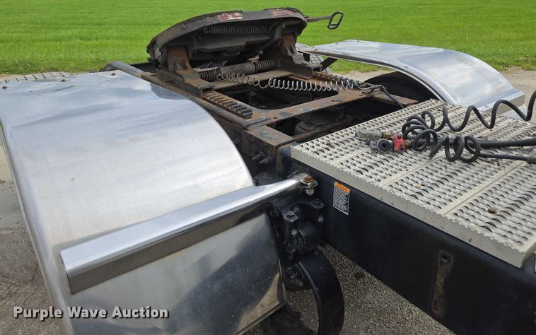 image for item ED2027 2009 Peterbilt 386 semi truck