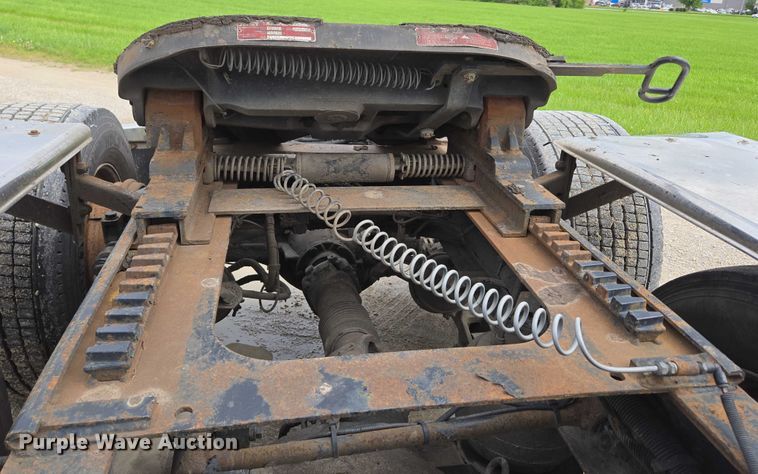 image for item ED2027 2009 Peterbilt 386 semi truck