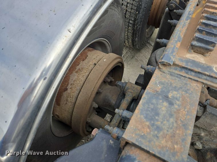 image for item ED2027 2009 Peterbilt 386 semi truck