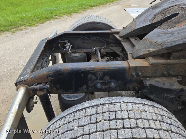 image for item ED2027 2009 Peterbilt 386 semi truck