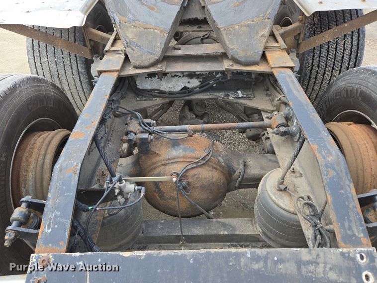 image for item ED2027 2009 Peterbilt 386 semi truck