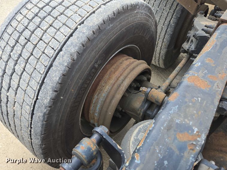 image for item ED2027 2009 Peterbilt 386 semi truck