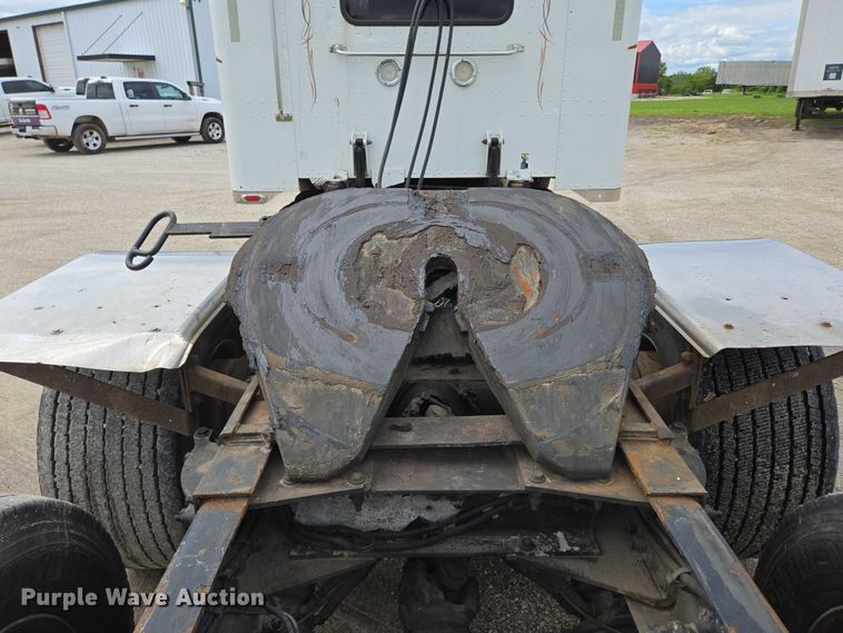 image for item ED2027 2009 Peterbilt 386 semi truck