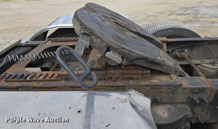 image for item ED2027 2009 Peterbilt 386 semi truck