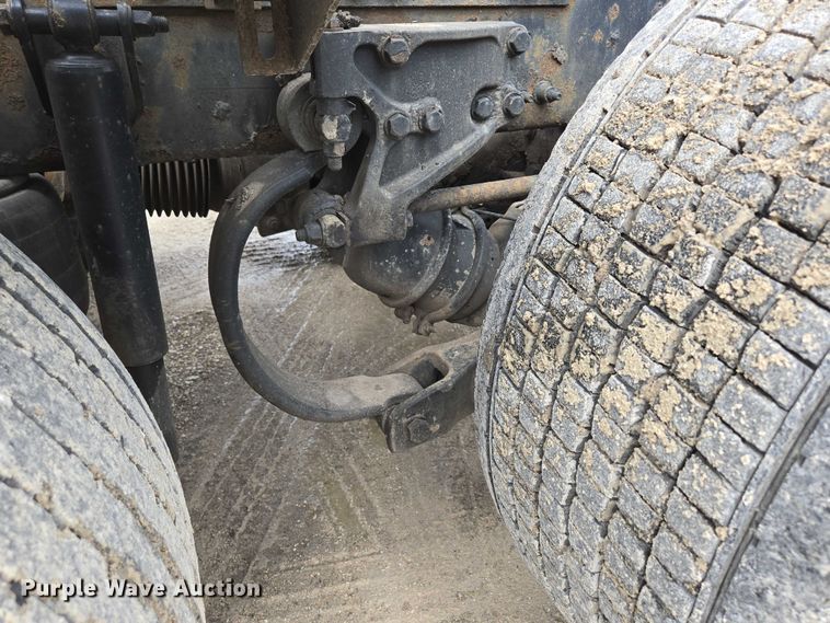 image for item ED2027 2009 Peterbilt 386 semi truck