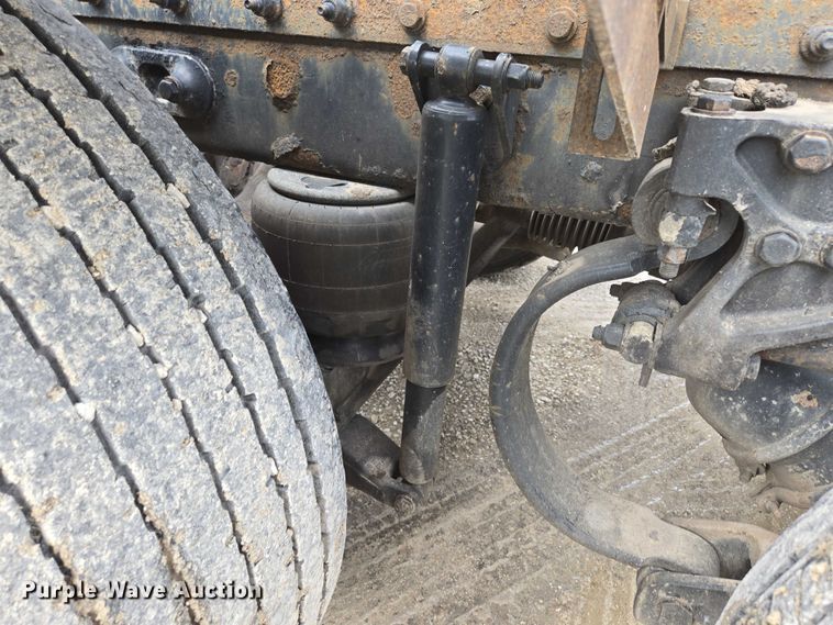 image for item ED2027 2009 Peterbilt 386 semi truck