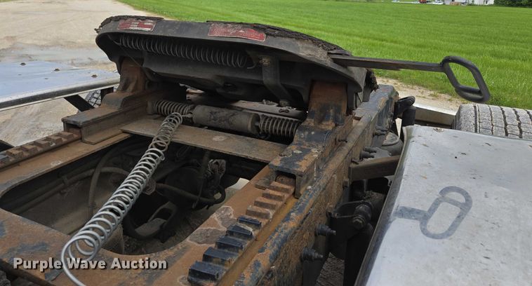 image for item ED2027 2009 Peterbilt 386 semi truck