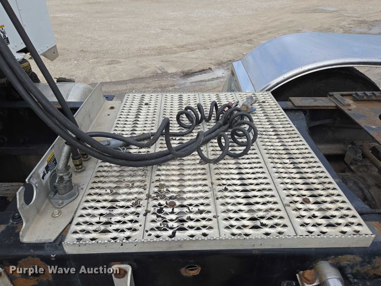 image for item ED2027 2009 Peterbilt 386 semi truck