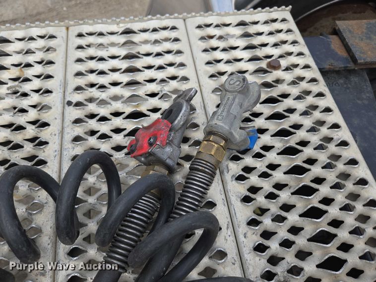 image for item ED2027 2009 Peterbilt 386 semi truck