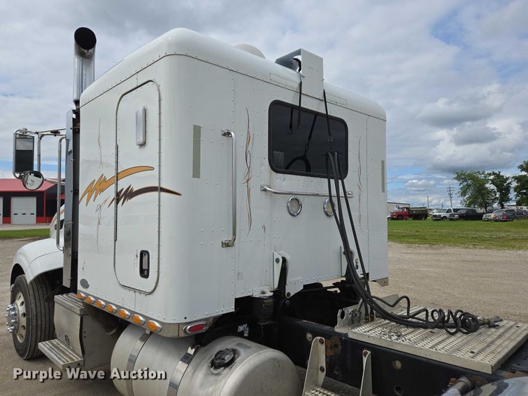 image for item ED2027 2009 Peterbilt 386 semi truck
