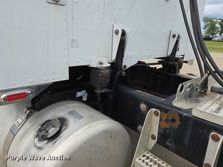 image for item ED2027 2009 Peterbilt 386 semi truck