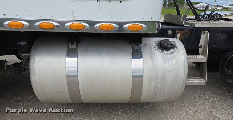 image for item ED2027 2009 Peterbilt 386 semi truck