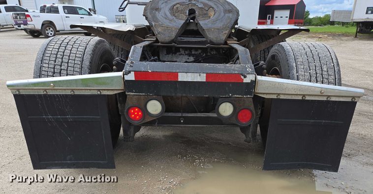 image for item ED2027 2009 Peterbilt 386 semi truck