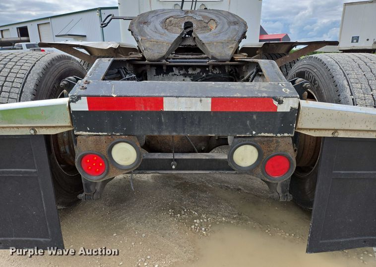 image for item ED2027 2009 Peterbilt 386 semi truck