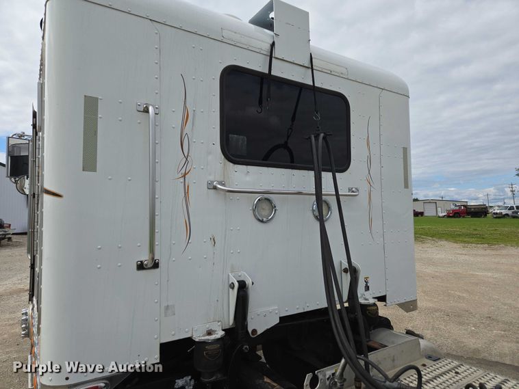 image for item ED2027 2009 Peterbilt 386 semi truck