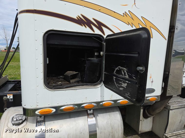 image for item ED2027 2009 Peterbilt 386 semi truck