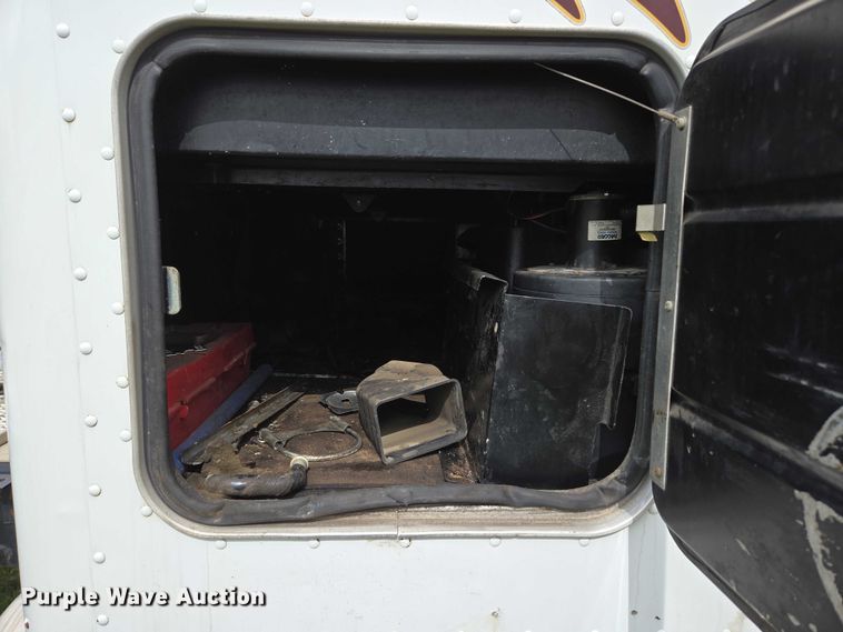 image for item ED2027 2009 Peterbilt 386 semi truck