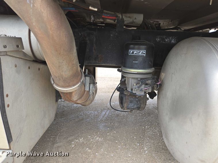 image for item ED2027 2009 Peterbilt 386 semi truck