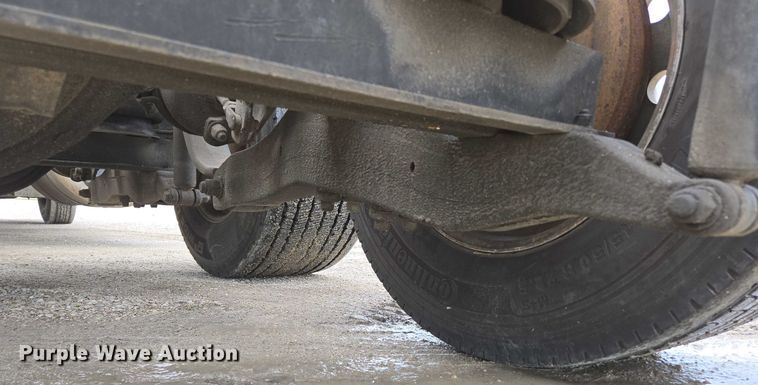 image for item ED2027 2009 Peterbilt 386 semi truck