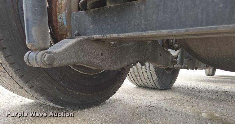 image for item ED2027 2009 Peterbilt 386 semi truck