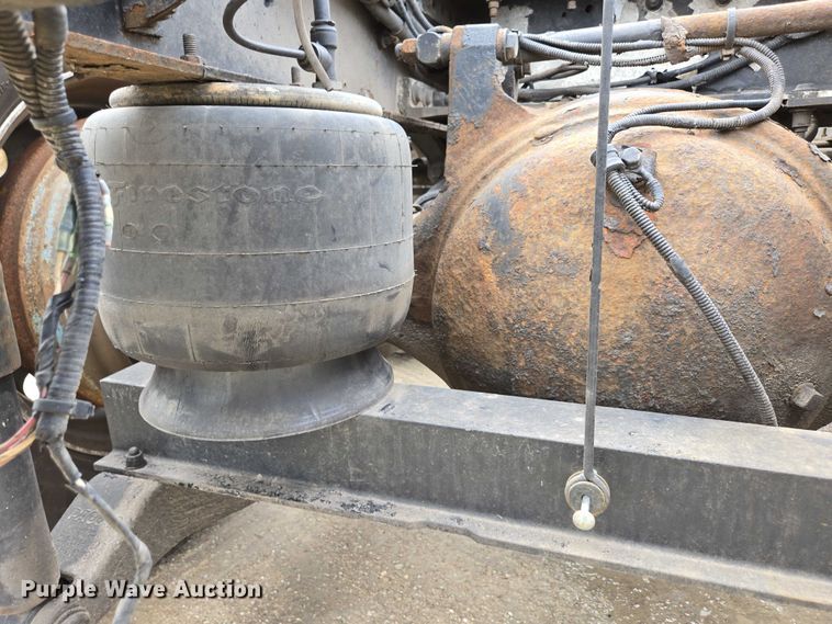 image for item ED2027 2009 Peterbilt 386 semi truck