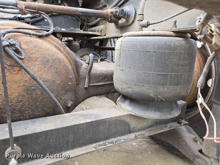 image for item ED2027 2009 Peterbilt 386 semi truck